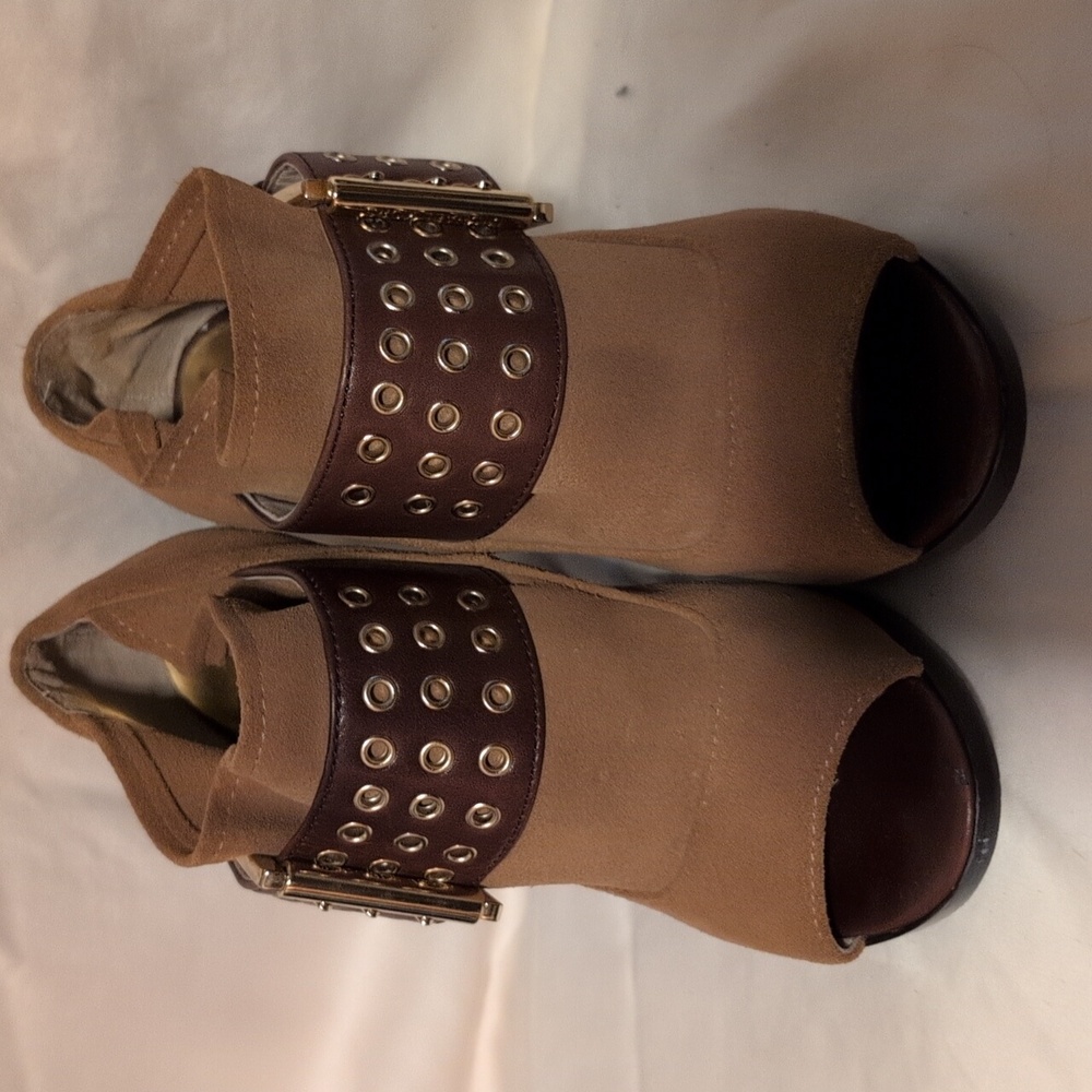 Women's Micheal Kors Size 5 Tan And Brown Ankle Boots.